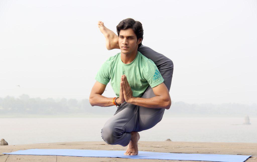 Yoga belachelijk moeilijke houding