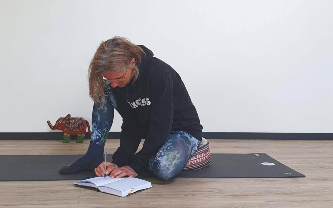 Renée Stroo tekent een yoga les voor vijftigplussers